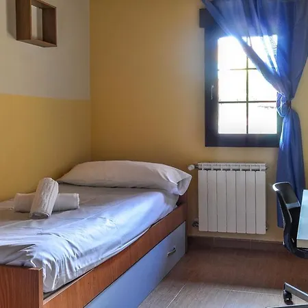 Acogedora Con Jardin Y Chimenea By アパート *