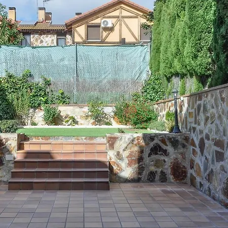 Acogedora Con Jardin Y Chimenea By *