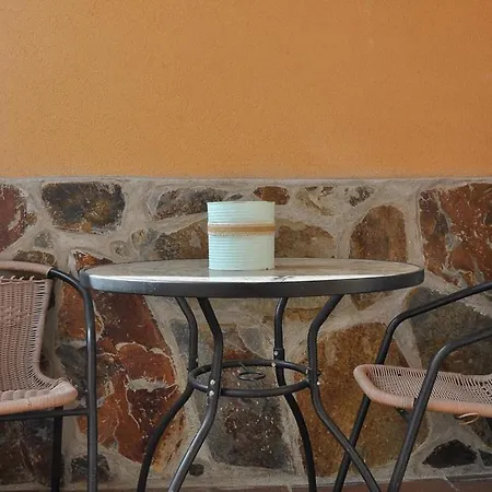 Acogedora Con Jardin Y Chimenea By *