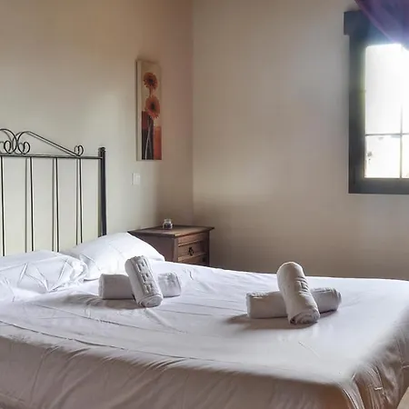 Acogedora Con Jardin Y Chimenea By * Navas de San Antonio